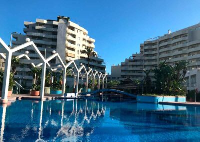 Vistas piscina Apartamentos Benalbeach