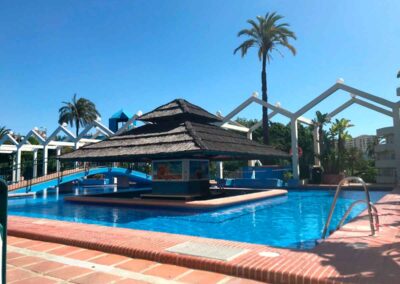 Vistas piscina Apartamentos Benalbeach