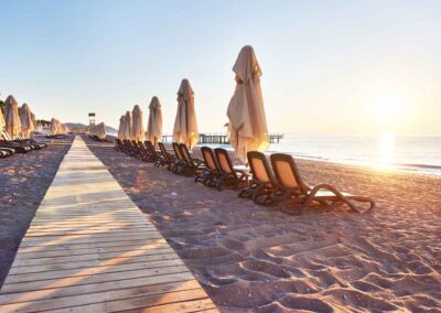 Tumbonas y sombrillas vacías en primera línea de playa